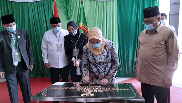 Bupati Kediri saat menandatangani prasasti peresmian gedung LDII Kabupaten Kediri. (FOTO: Kominfo Kabupaten Kediri)