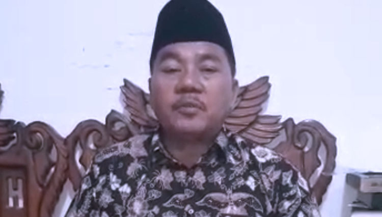 Penasehat tim sukses paslon 03 sekaligus ketua MUI Kabupaten Indramayu, Moh Syatori menyampaikan pengumuman bahwa Cabup Indramayu Daniel Muttaqien Syafiuddin, terkonfirmasi positif covid-19. (Foto: tangkapan layar video)