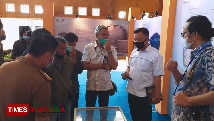 Peneliti dari Balai Arkeologi (Balar) Palembang, Wahyu Rizky Andhifani sedang menjelaskan hasil temuan arkeologi dari tanah Besemah kota Pagaralam. (Foto: Asnadi/ TIMES Indonesia)