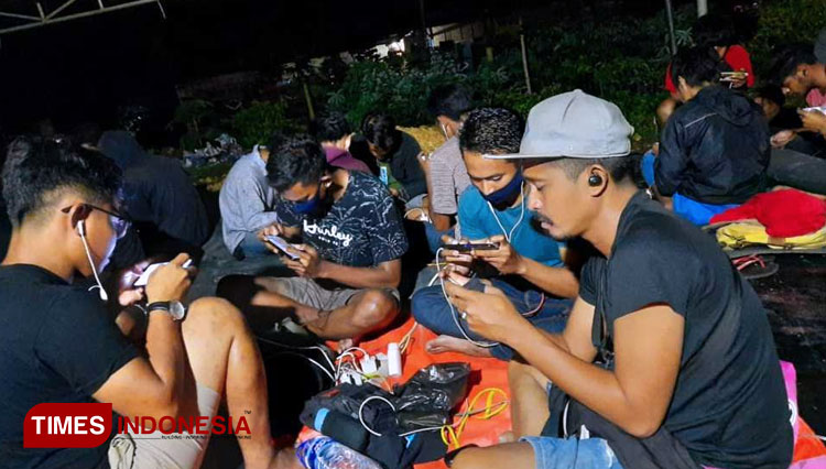Para peserta turnamen PUBG Mobile GEC Sumba Tengah NTT saat sedang berkompetisi. (FOTO: Habibudin/TIMES Indonesia)