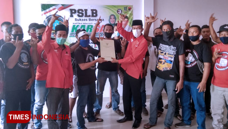 Cawabup Lamongan nomor urut 3, Sa’im saat menerima dukungan dari PSLB Lamongan, Minggu (22/11/2020). (Foto: Moch. Nuril Huda/TIMES Indonesia)