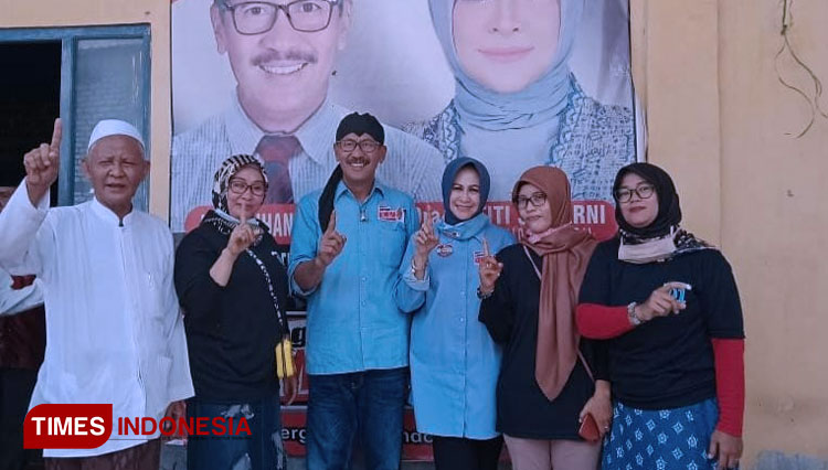Paslon Suhandoyo-Astiti Suwarni bersama masyarakat Kabupaten Lamongan, Minggu (22/11/2020). (Foto: Moch. Nuril Huda/TIMES Indonesia)