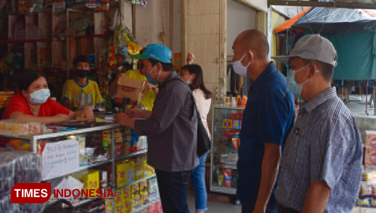 Petugas Disperindagkop dan UKM beserta Tim Gabungan lakukan monitoring, terhadap ketersediaan stok sejumlah kebutuhan pokok di Pasar Pagaralam. (Foto: Asnadi/ TIMES Indonesia) 