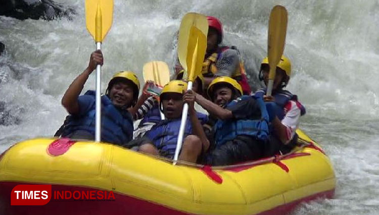 The visitors whopped on Pekalen River, Probolinggo. (Photo: Dicko W/TIMES Indonesia)