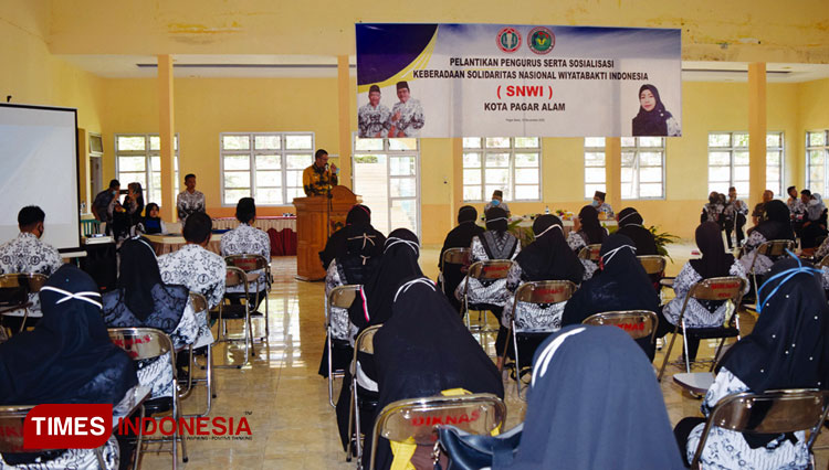  Wali Kota Pagaralam Alpian Maskoni mengajak para guru honorer untuk senantiasa turut membantu meningkatkan mutu pendidikan di Kota Pagaralam. (Foto: Asnadi/ TIMES Indonesia) 