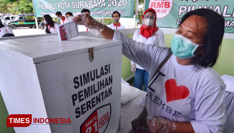 Warga RW 08 RMB saat mengikuti simulasi pencoblosan dengan penerapan protokol kesehatan sesuai peraturan KPU, Sabtu (21/11/2020). (Foto: Lely Yuana/TIMES Indonesia)