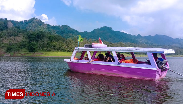 The visitors enjoying their tour on a boat at Waduk Selorejo, Ngantang, Malang, East Java. (Photo: Naufal Ardiansyah/TIMES Indonesia)
