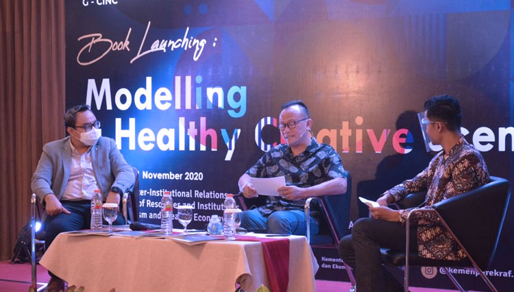 Diskusi dan peluncuran buku Modeling a Healthy Creative Scene yang dibuat oleh Kemenparekraf RI, Kemenlu RI bekerjasama dengan SBM ITB, Sabtu (21/11/2020). (foto: Kemenparekraf RI)