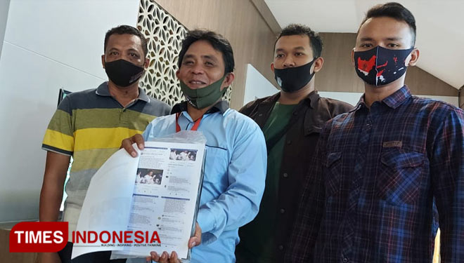Wakil Ketua Relawan Bagus, Aris Gunawan saat melakukan laporan ke Polres Gresik (Foto: Akmal/TIMES Indonesia).
