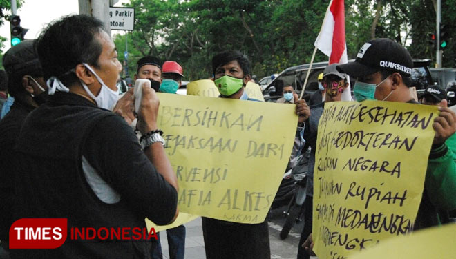 Massa Koalisi Anti Korupsi & Manipulasi Anggaran (KAKMA) berdemo di depan Kejaksaan Tinggi Jatim. (FOTO: Ammar Ramzi/TIMES Indonesia)