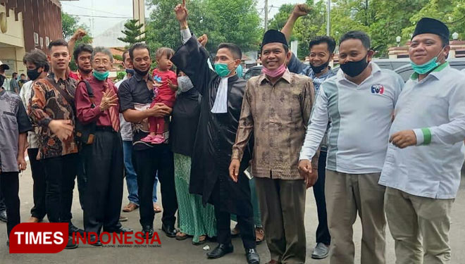 Kuwu Tenajar, Satori (menggendong anak), usai menjalani sidang vonis di Pengadilan Negeri Kabupaten Indramayu. (Foto: Muhamad Jupri/TIMES Indonesia)