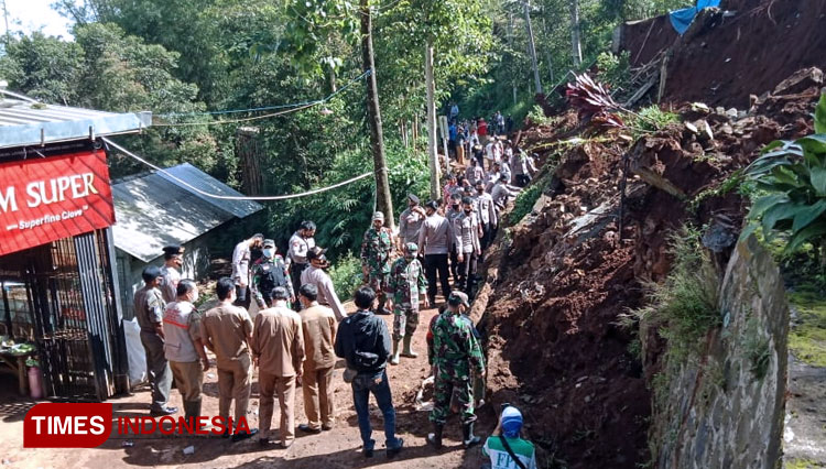 Lokasi longsor di Dusun Gunung Anten, RT O7/09, Desa Cimuncang, Kecamatan Malausma, Kabupaten Majalengka. (Foto: Jaja Sumarja/TIMES Indonesia)