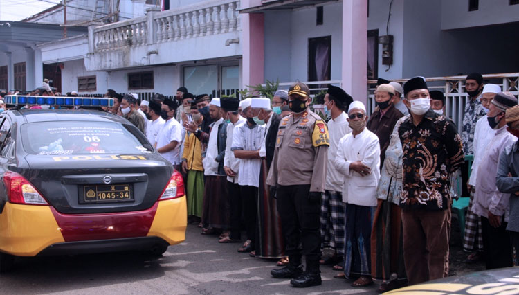 Kapolres Malang AKBP Hendri Umar saat terjun langsung mengawal prosesi pemakaman pasien Covid-19. (FOTO: Humas Polres Malang)
