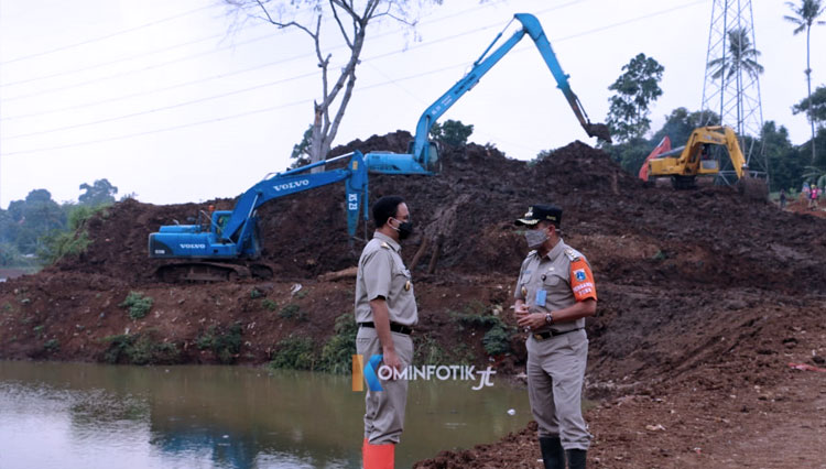 Gubernur Provinsi DKI Jakarta Anies Baswedan tengah berdialog dengan Wali Kota Administrasi Jakarta Timur, M.Anwar di Waduk Pondok Ranggon, Jakarta Timur pada Senin (23/11) siang. (FOTO: Kominfotik Jakarta Timur)
