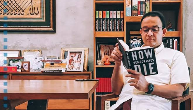 Gubernur DKI Jakarta Anies Baswedan saat tengah membaca buku How Democracies Die. (FOTO: IG Anies Baswedan).