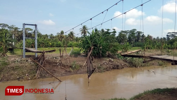 Jembatan gantung penghubung dua desa di Cilacap yang ambrol akibat banjir bandang. (Foto: Hermawan Septianto/TIMES Indonesia)