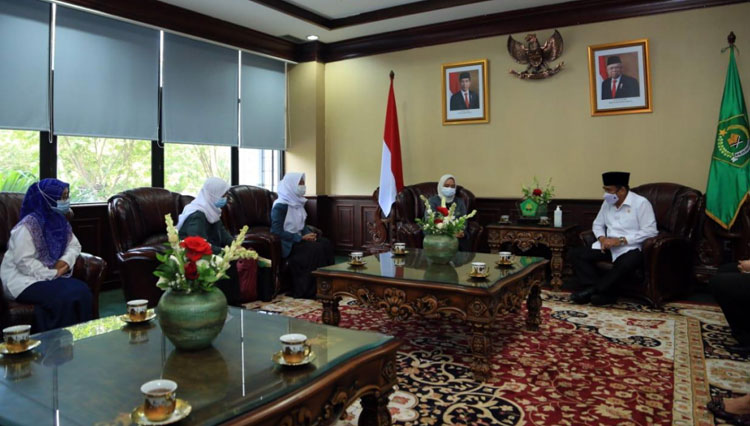 Menag Fachrul Razi saat terima Ketua Umum IPPNU Nurul Hidayatul Ummah dan jajaran Pengurus lainnya si Kantor Kemenag, Jakarta pada Selasa (24/11). (Foto: Dokumentasi Kemenag) 