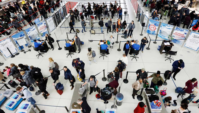 Warga Amerika terlihat memadati bandara setempat untuk mudik saat Thanksgiving. (AP/Mark Lennihan)