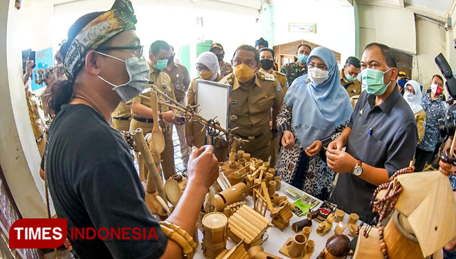 Wali Kota Bandung, Oded M. Danial saat meresmikan Kampung Wisata Cigadung, Selasa (24/11/20). (FOTO: Humas Pemkot for TIMES Indonesia)