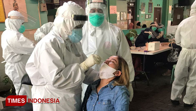 Pegawai salah satu mal di Surabaya saat menjalani tes swab. (Foto: Humas Pemkot Surabaya for TIMES Indonesia)