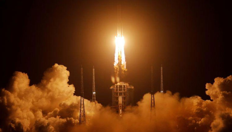 Roket Long March-5 Y5, yang membawa probe bulan Chang'e-5, lepas landas dari Pusat Peluncuran Luar Angkasa Wenchang, di Wenchang, provinsi Hainan, Cina 24 November 2020. (Foto: REUTERS/Tingshu Wang)