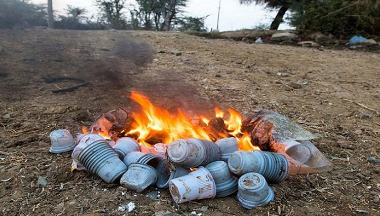 Ilustrasi - Membakar sampah Plastik (FOTO: naviri)