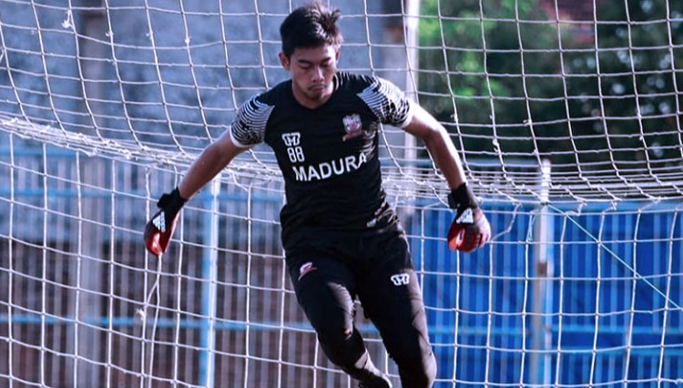 Penjaga gawang Madura United Satria Tama Hardianto saat mengikuti program latihan bersama di lapangan (foto: Instagram/Madura United FC)