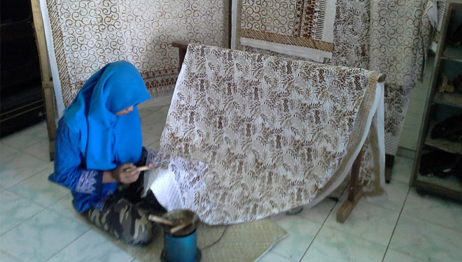 Salah satu UMKM binaan Pertamina tengah mencanting kain membuat batik, Selasa (24/11/2020). (Foto: Dok.Pertamina) 