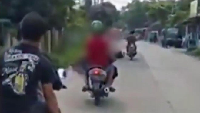 Tangkapan layar Video Jenazah yang dibawa menggunakan sepeda motor. (Foto: Diskominfo Kabupaten Bogor) 