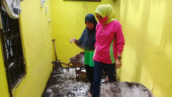 Asrilia Kurniati isteri Calon Bupati Sidoarjo nomor urut 1 Bambang Haryo Soekartono (BHS) sambangi rumah Pasutri Partono dan Sumaiyah warga RT 05 RW 01 Jalan Demangsari Desa Keboananom Kecamatan. Gedangan yang terbakar pada Selasa (24/11/2020) malam.Fot