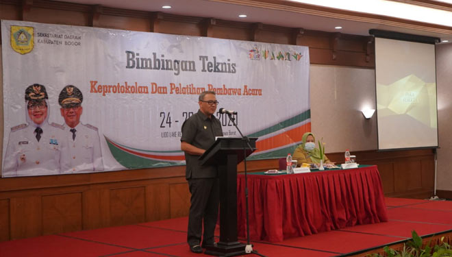 Wabup Kabupaten Bogor Iwan Setiawan saat membuka acara Bimbingan Teknis Keprotokolan dan Pembawa Acara Tahun 2020, Selasa (24/11). (Foto: Diskominfo Kabupaten Bogor) 