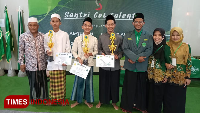 Juara Santri Got Talent berfoto bersama pengurus IPNU-IPPNU Kecamatan Patrang, Jember usai penyerahan piala. (Foto: IPNU-IPPNU Patrang for TIMES Indonesia)