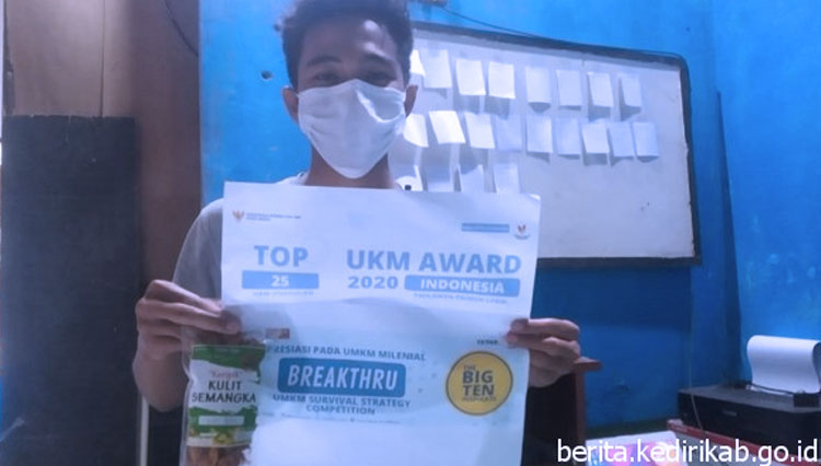 Ilham Romadhon, mahasiswa Udayana jurusan Fisika ini berhasil memperoleh penghargaan Top 25 UKM Unggulan UKM Award 2020 yang diselenggarakan oleh Kementerian Koperasi dan UKM Republik Indonesia (foto: Kominfo Kabupaten Kediri)