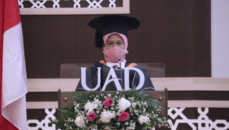Prof. Dr. Nurkhasanah, M.Si., Apt. ketika pidato ilmiah pengukuhan Guru Besar ke-6 di UAD. (FOTO: Humas UAD for TIMES Indonesia)
