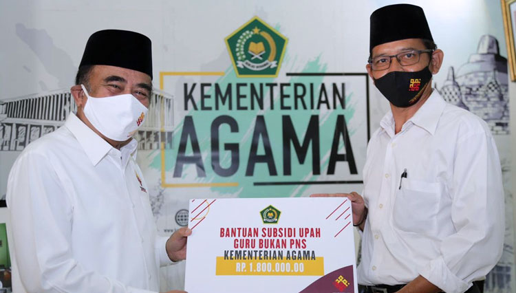 Menag RI Fachrul Razi secara simbolis menyerahkan bantuan subsidi upah guru non-PNS. (FOTO: Kemenag RI)