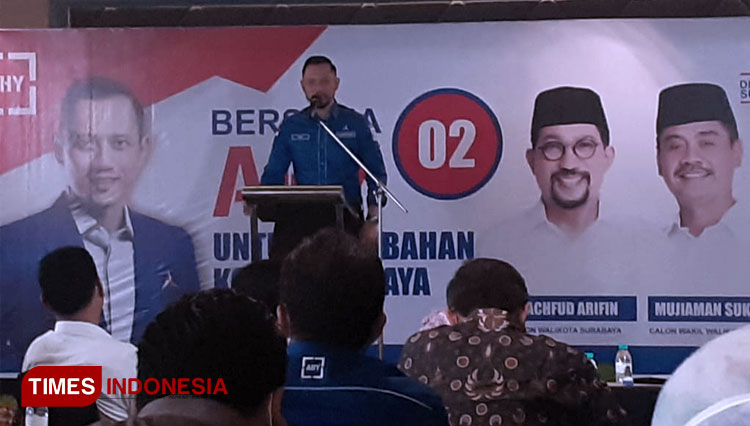Foto : Ketua Umum Partai Demokrat Agus Harimurti Yudhoyono (AHY) saat konferensi pers di Surabaya, Kamis (26/11/2020). (FOTO: Lely Yuana/TIMES Indonesia) 