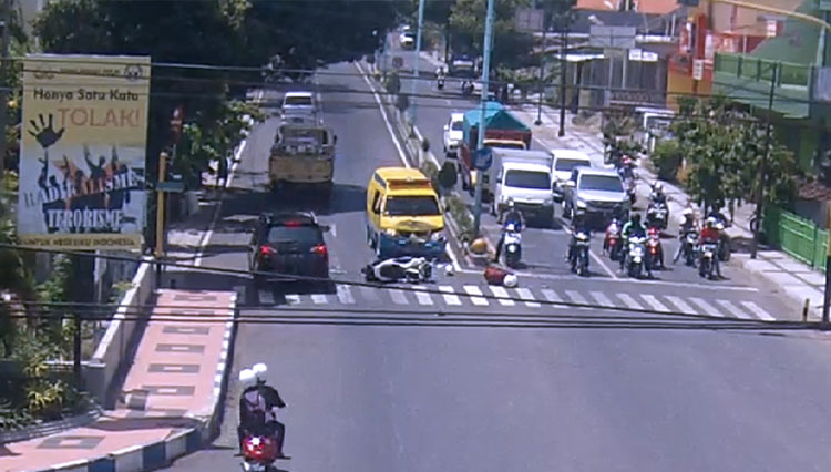 Ambulans melawan arus dan menabrak pengendara motor di Banyuwangi. (FOTO: tangkapan layar CCTV)