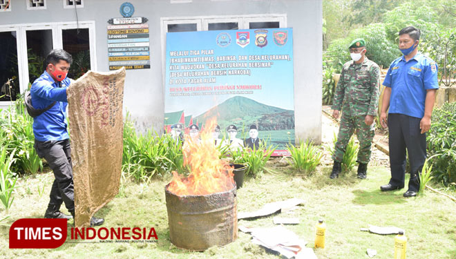 Petugas PBK dari BPBD Kota Pagaralam berusaha memadamkan kobaran api, dalam giat simulasi pencegahan bahaya kebakaran.  (Foto: Asnadi/ TIMES Indonesia) 