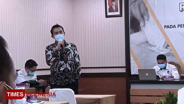 Ketua Bawaslu Bontang, Nasrullah saat memaparkan presentasi dihadapan stakeholder. (Foto: Kusnadi/TIMES Indonesia)