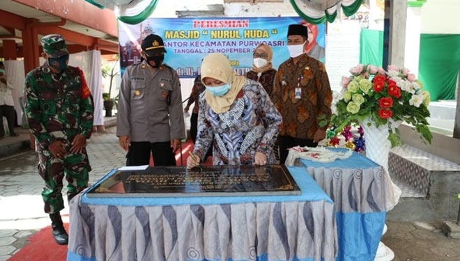 Bupati Kediri saat menandatangani prasasti Masjid Nurul Huda kecamatan Purwoasri kabupaten Kediri. (Foto/Kominfo Kabupaten Kediri)