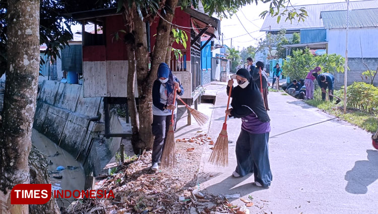 Guna menekan DBD Kegiatan membersihkan oleh warga rutin dilakukan kelurahan Api Api. (FOTO: Kusnadi/TIMES Indonesia)