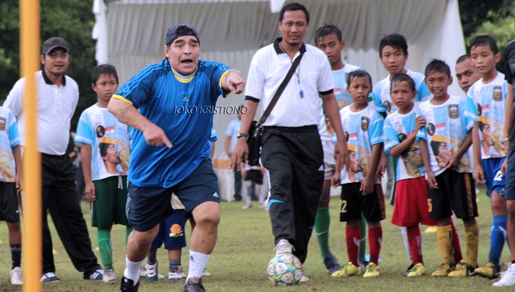 Diego Armando Maradona dalam kesempatan coaching clinic di Surabaya. (FOTO: Joko Kristiono)