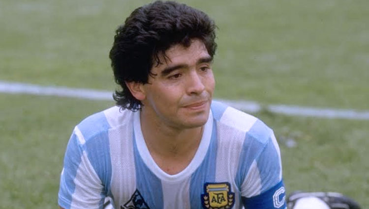 Legenda sepakbola Argentina, Diego Armando Maradona saat masih aktif sebagai pesepakbola. (FOTO: Bolaskor.com)