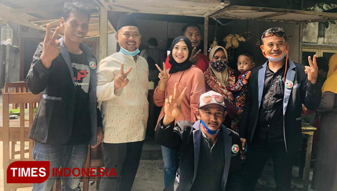 Cabup Fandi Akhmad Yani usai makan roti canai. (Foto: Akmal/TIMES Indonesia)