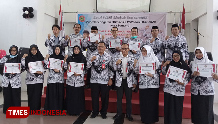 Para Guru berprestasi usai menerima hadiah berfoto bersama Kadisdikbud Bontang dan Ketua PGRI Bontang. (Foto: Kusnadi/TIMES Indonesia)
