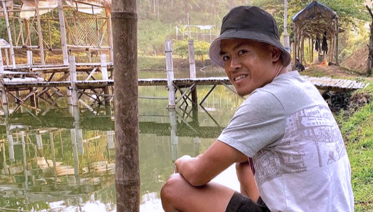 Winger PSS Sleman, Jefri Kurniawan saat mengisi waktu libur latihan dengan memancing (foto: Instagram/Jefri Kurniawan)