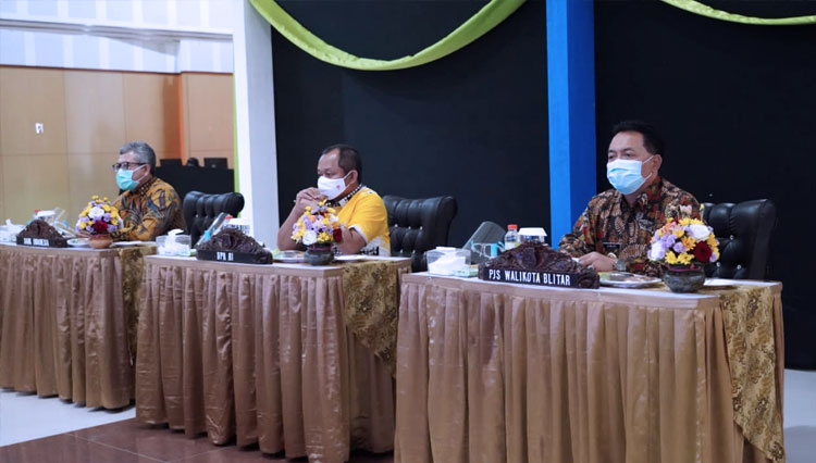 Pjs Wali Kota Blitar, Jumadi menghadiri pembukaan Pameran Virtual UMKM di Hotel Puri Perdana Kota Blitar, Kamis (26/11/2020). (FOTO: Humas Pemkot Blitar)