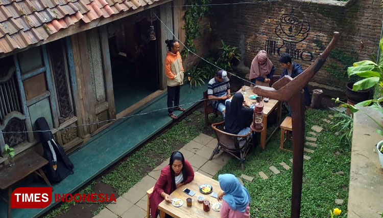Suasana Kedai Mamo yang berada di Padepokan Seni, Mangun Darmo yang terletak di Jalan Mangun Darmo 8 Kemulan, Desa Tulusbesar , Tumpang, Kabupaten Malang (Foto : Ovan Setiawan / TIMES Indonesia) 