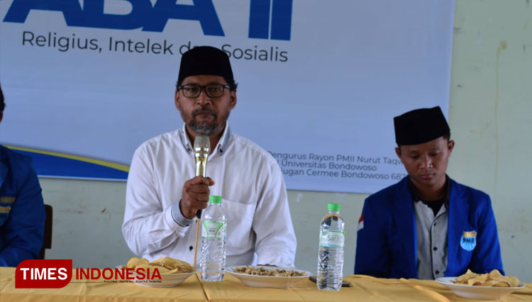 Ketua Yayasan Nurut Taqwa Bondowoso sekaligus mantan aktivis PMII, KH Barri Sahlawi Zain, saat memberikan sambutan dalam acara Mapaba (FOTO: Moh Bahri/TIMES Indonesia)