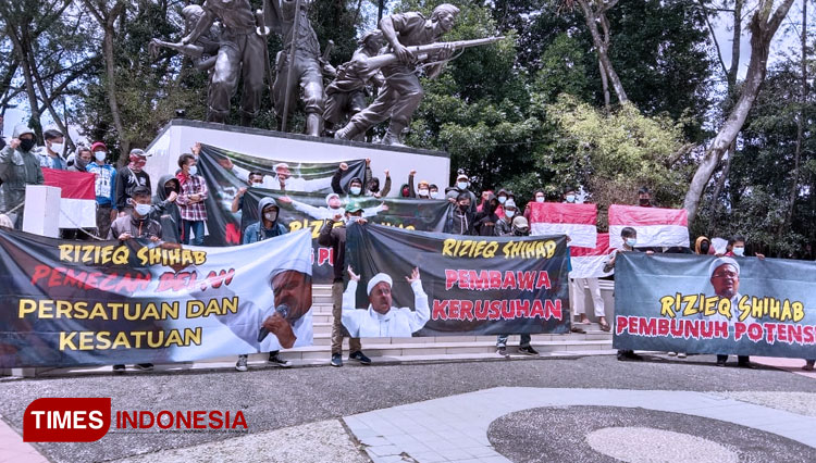 Aksi Koalisi Perjuangan Rakyat (KPR) Sukabumi tolak kedatangan HRS di Sukabumi, Jawa Barat Kamis (26/11/20) sore. (Foto: KPRS for TIMES Indonesia)
